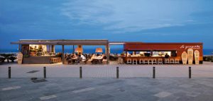 طراحی ساده و زیبای رستوران ساحلی در بارسلون / اسپانیا