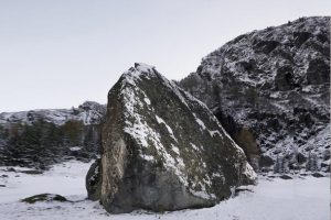 کلبه ای جالب به شکل صخره در کوهستان های سوئیس