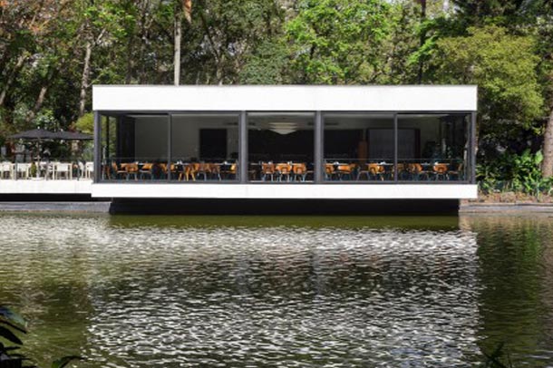رستوران مدرن بر روی دریاچه ای کوچک