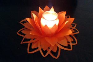 آموزش تزئین شمع با گل کاغذی