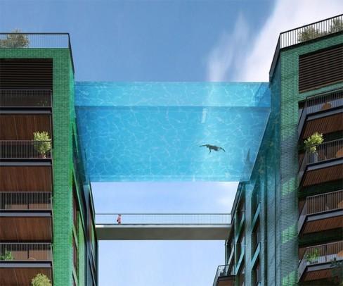 استخر شیشه ای پلی بین دو ساختمان در لندن