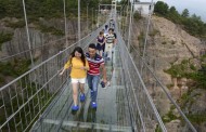 عکسهایی از طولانی ترین پل شیشه ای دنیا؛ ترسناک اما فوق العاده!