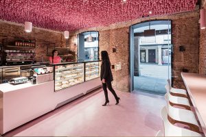 طراحی داخلی فروشگاه شیرینی فروشی مادرید توسط استودیو معماری virginia del barco