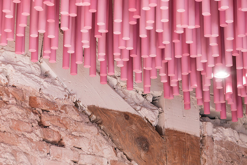 ideo-arquitectura-madrid-bakery-art-installation-strawberry-sticks-designboom-01