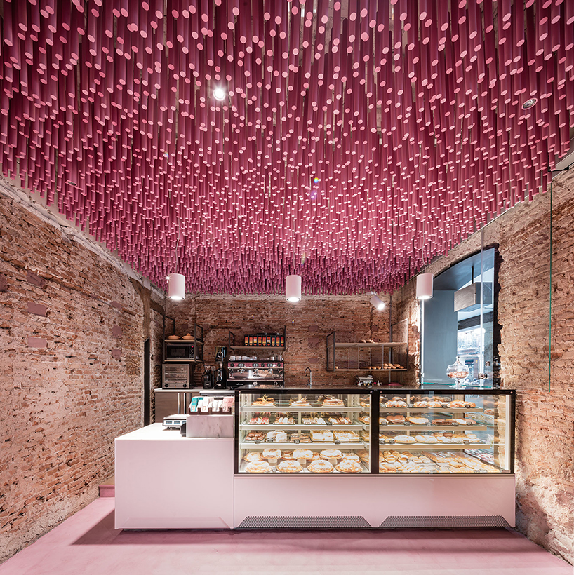 ideo-arquitectura-madrid-bakery-art-installation-strawberry-sticks-designboom-03