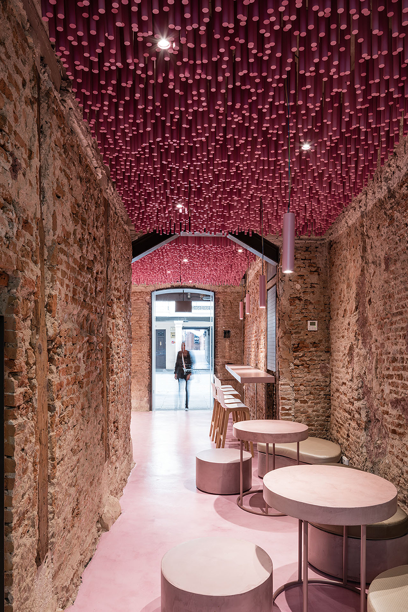 ideo-arquitectura-madrid-bakery-art-installation-strawberry-sticks-designboom-04