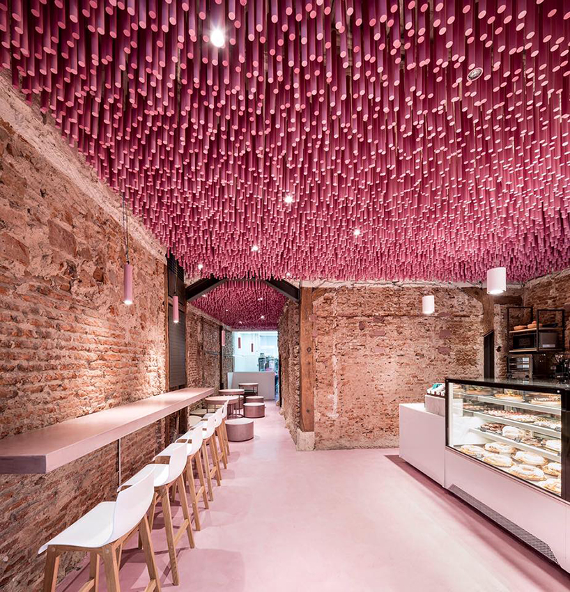 ideo-arquitectura-madrid-bakery-art-installation-strawberry-sticks-designboom-09 (1)