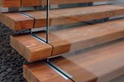 ساخت پله‌ چوبی با استفاده از الوار‌های بازیافتی